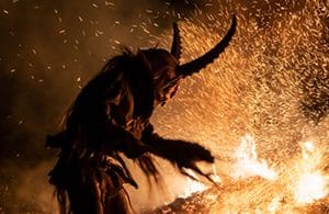 Krampus vor Feuer