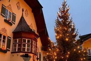Weihnachtsbaum am Weihnachtsmarkt von St. Gilgen