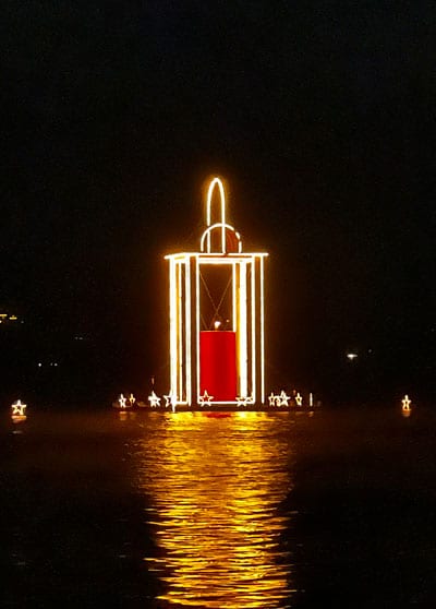 Weihnachtliche Stimmung am Wolfgangsee 12 Weihnachtsmarkt St Wolfgang Friedenskerze