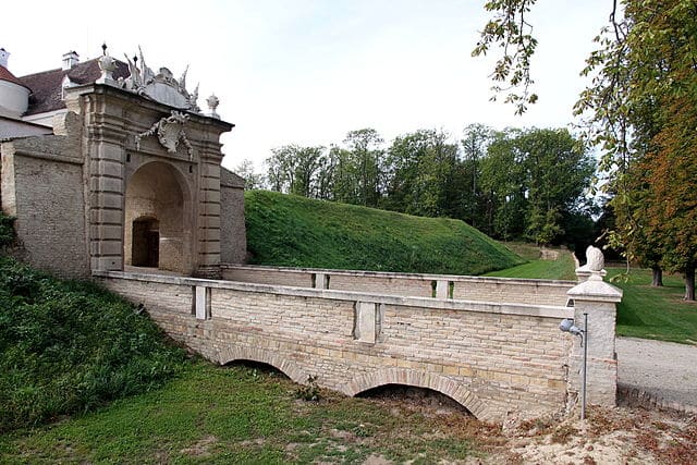 Der perfekte Ausflug für ein unvergessliches Markterlebnis: Schloss Stetteldorf! 16 Stetteldorf_-_Schloss_Portal_und_Graben von © C.Stadler/Bwag; CC-BY-SA-4.0