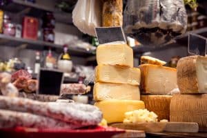 Eine gute Auswahl an Käse und Salami - Polldis