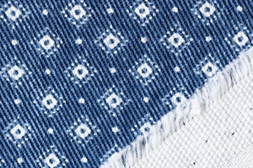Ein Stück Stoff mit Blaudruck