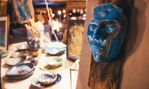 Keramikstand am Nachteulen-Markt, mit blauer Maske