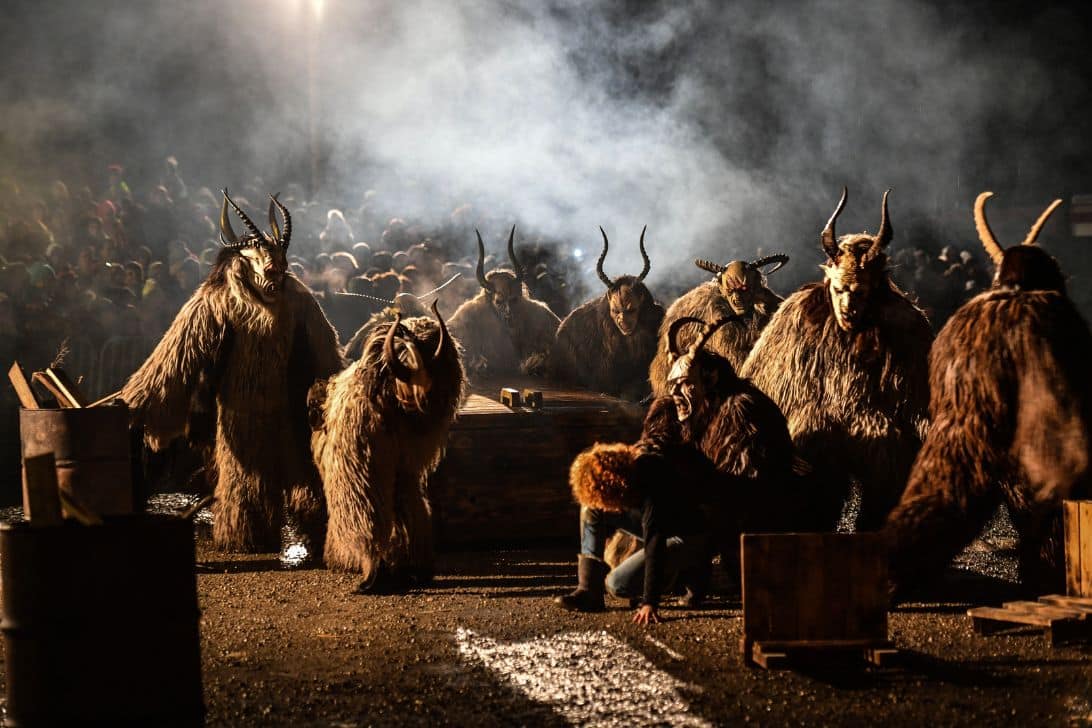 eine Gruppe Perchten - alle mit zotteligem körperlangen Fell, Masken und Hörnern