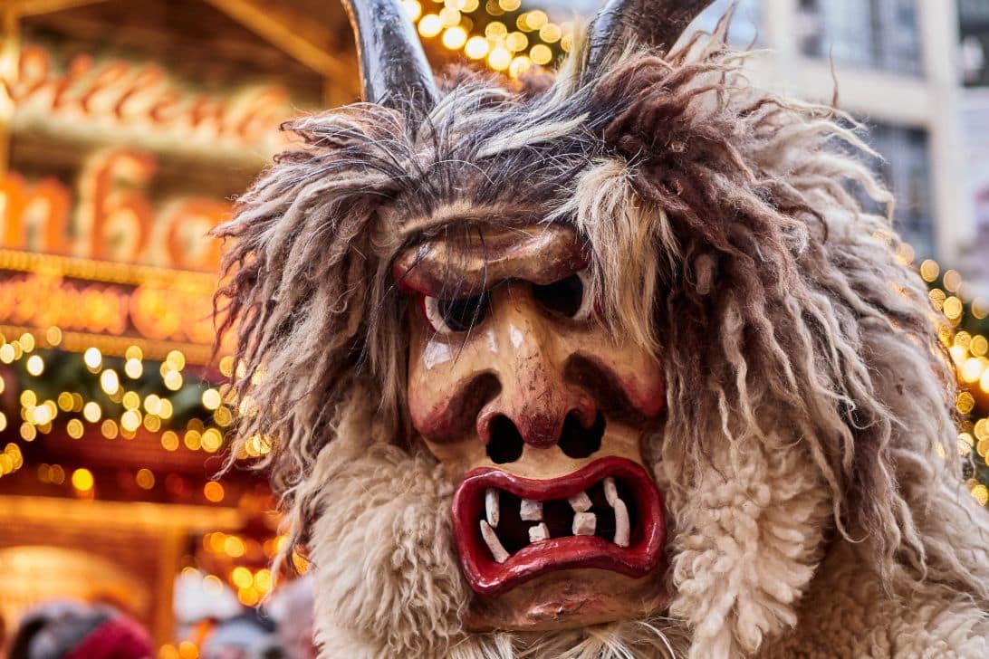 eine Perchtenmaske mit zotteligen Fell schaut in die Kamera