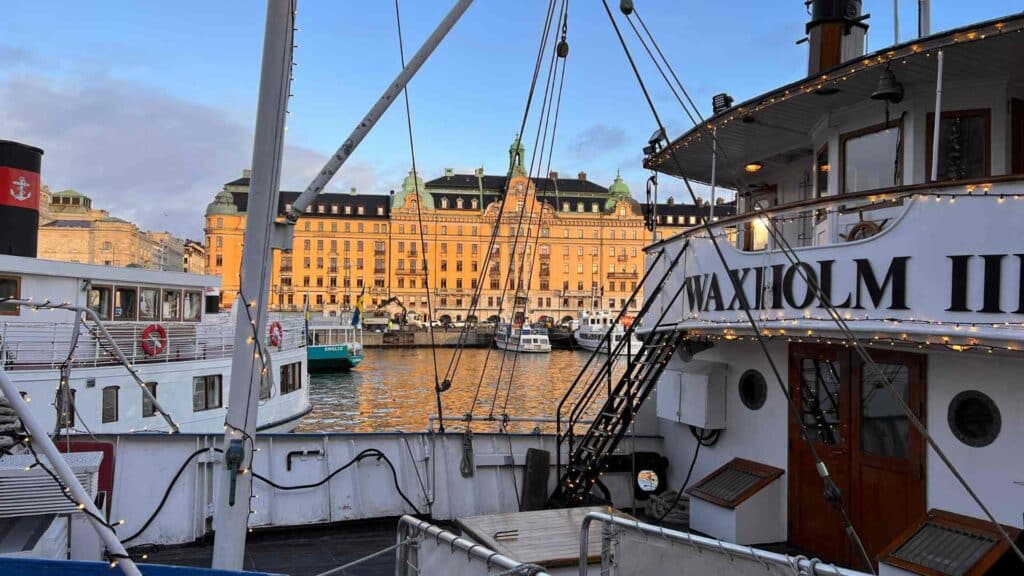 Stockholm - im Vordergrund sieht man Ausschnitte von Schiffen im Hintergrund ein imposantes Hotel