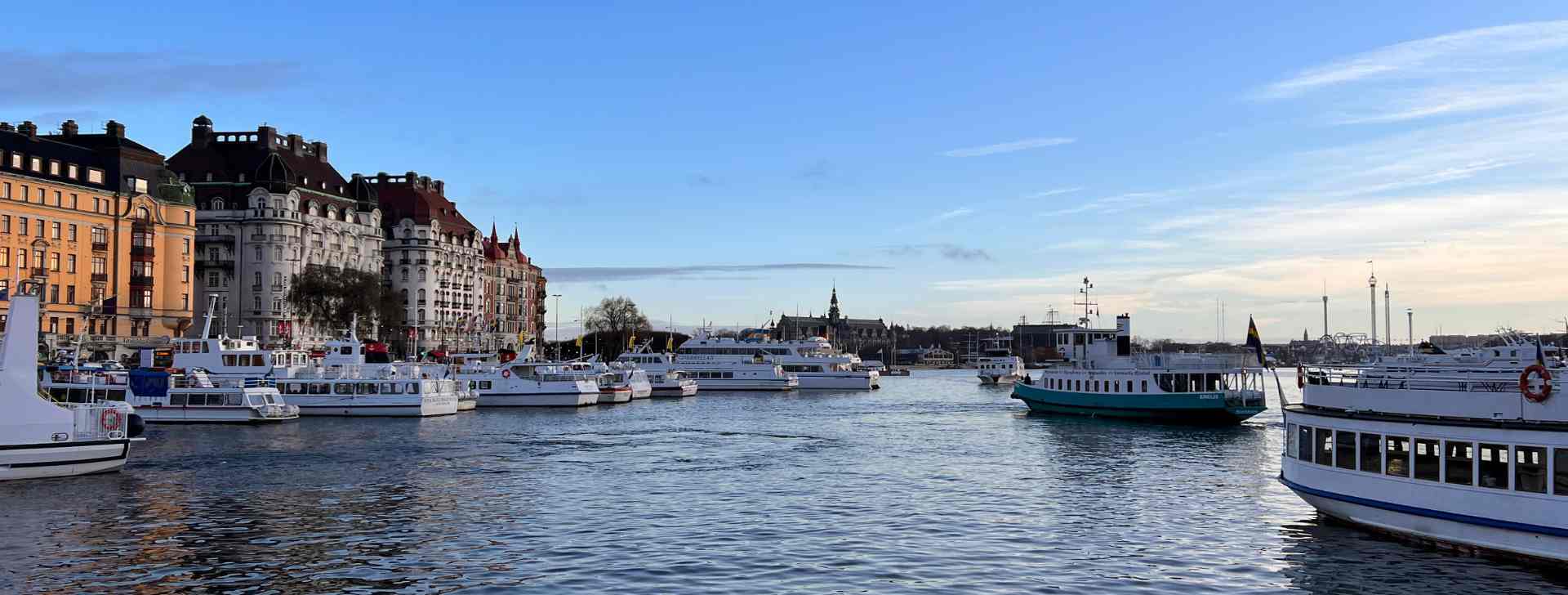 Das Gewässer vor Stockholm, seitliche imposante Bauwerke, davor Schiffsverkehr