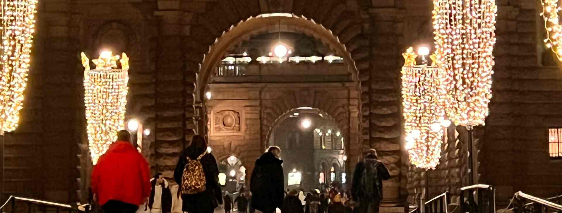 Der Eingang zur Altstadt von Stockholm - die Brücke ist mit weihnachtlicher Beleuchtung geschmückt