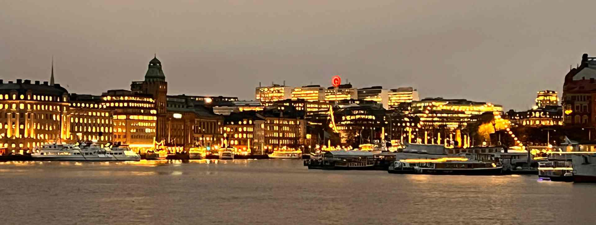 Skyline Stockholm zur Abendzeit vom Wasser aus betrachtet