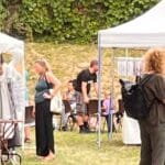 Ein Blick in den Garten vom Kunsthaus Horn - Zelte mit Ausstellern und Besuchern