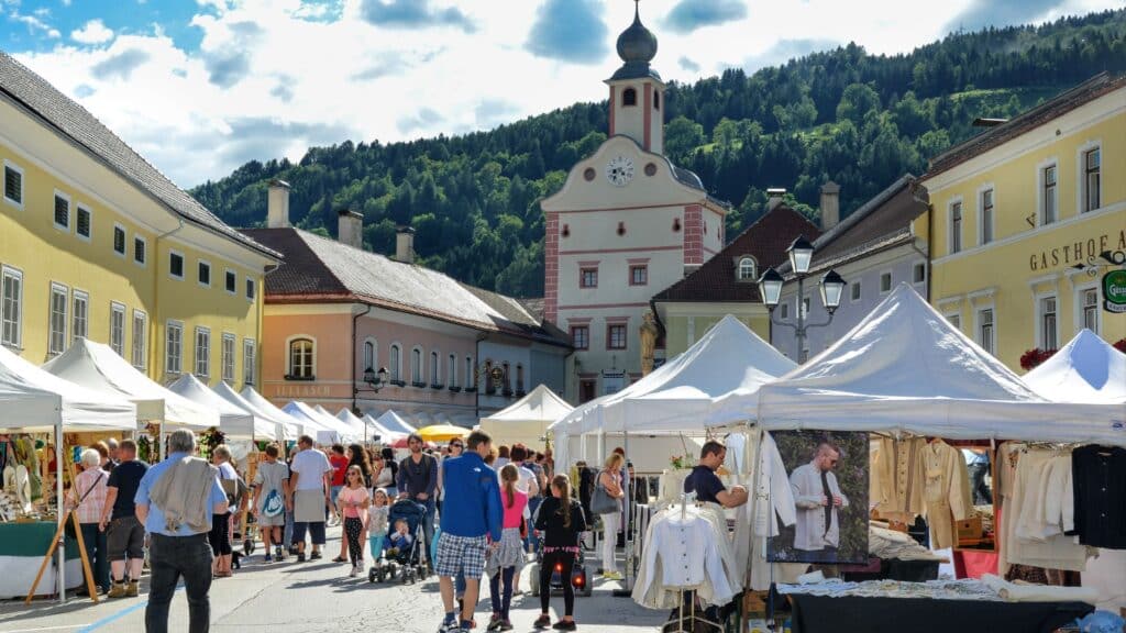 Der Kunsthandwerksmarkt Gmünd mit vielen Ständen und Besuchern