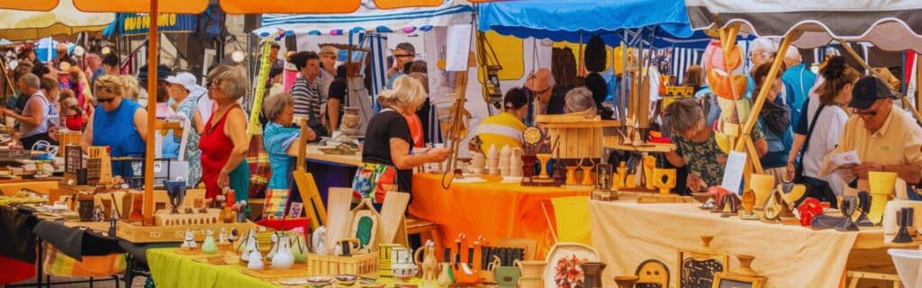 Ein traumhafter Sommermarkt mit vielen Ständen und vielen Besuchern - Kunsthandwerksmärkte im Burgenland - Kunsthandwerksmärkte Österreich