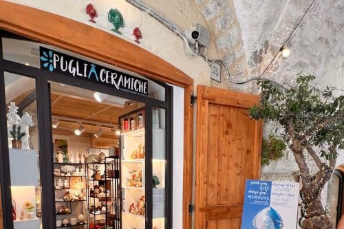 Ceramica Puglia - die Geschäftsfront - mit Einblick ins Geschäft