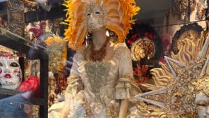 Authentische Souvenirs aus Venedig – Warum echtes Kunsthandwerk die bessere Wahl ist 9 Venezianische Karnevals-Verkleidungen