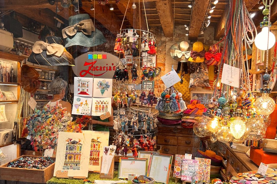Mehr als Masken und Murano: Dein Guide zu Venedigs verborgene Handwerkskunst. 4 Auslage mit venezianischem Kunsthandwerk