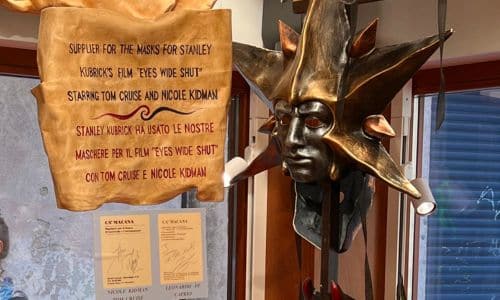 Authentische Souvenirs aus Venedig – Warum echtes Kunsthandwerk die bessere Wahl ist 3 Eine venezianische Maske mit dem Hinweis, dass aus dieser Werkstatt die Masken für Stanley Kubricks Film "Eyes Wide Shut" geliefert wurden.