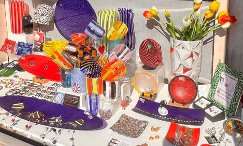Authentische Souvenirs aus Venedig – Warum echtes Kunsthandwerk die bessere Wahl ist 5 Souvenir_Kunsthandwerk - Auslage mit Glas-Kunst aus Murano