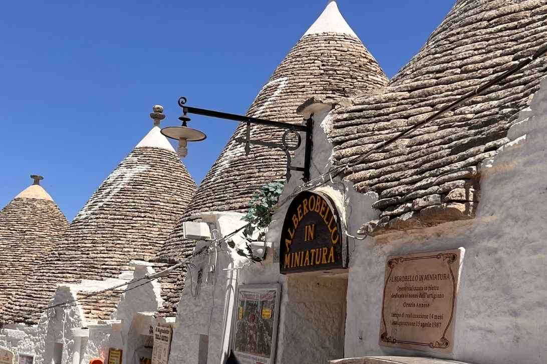 Trulli in Alberobello: Wo Hobbits Urlaub machen würden 8 Trulli Häuser in Alberobello - eine Gasse in Alberobello