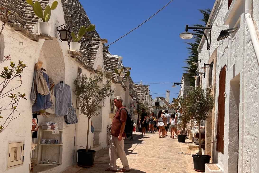 Trulli in Alberobello: Wo Hobbits Urlaub machen würden 12 Trulli Häuser in Alberobello - eine Gasse in Alberobello