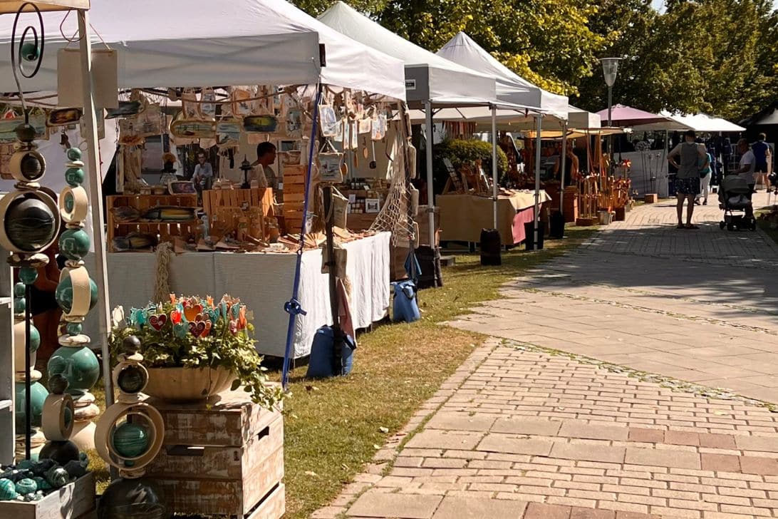 7 einzigartige Gründe, warum du die Kunsthandwerksmärkte in Podersdorf unbedingt besuchen solltest 3 Podersdorf Kunsthandwerksmarkt - Momentaufnahme vom Markt