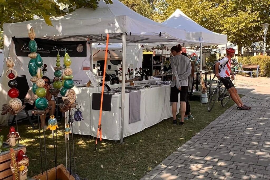 Podersdorf Internationaler Kunsthandwerksmarkt - Szene vom Markttreiben