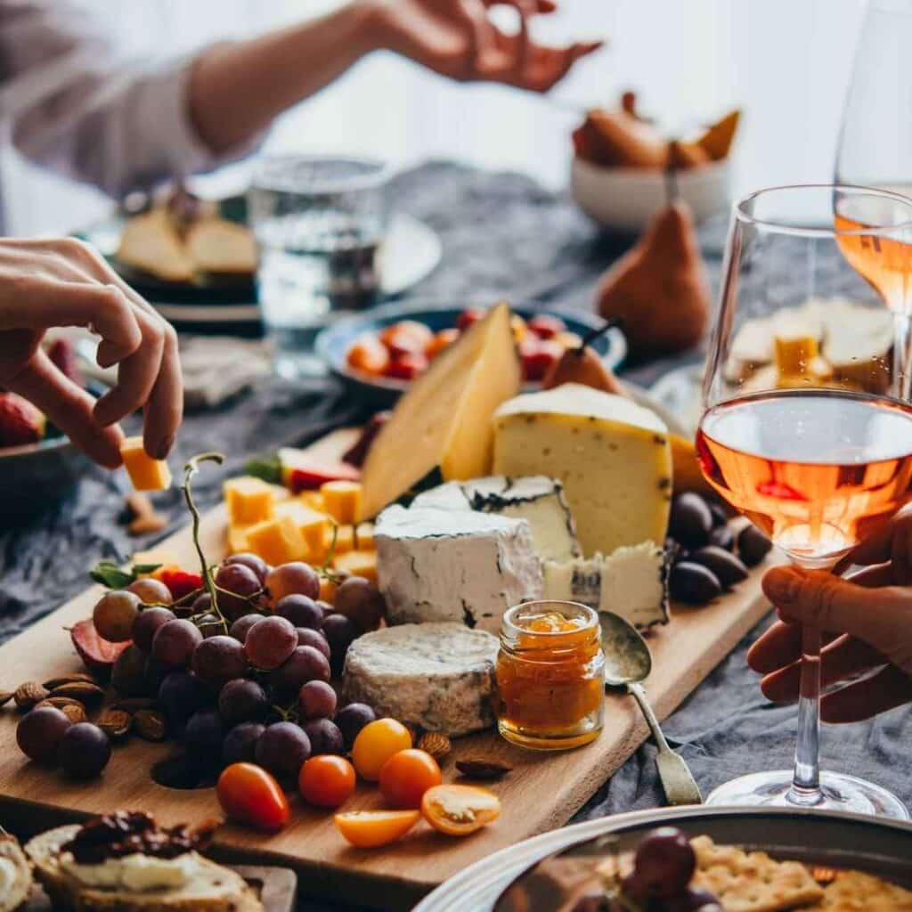 Genuss - Käsetafel mit Obst, Gemüse und Wein