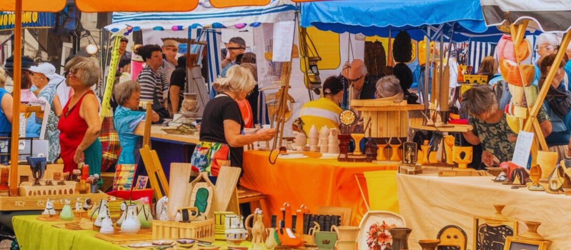 Ein traumhafter Sommermarkt mit vielen Ständen und vielen Besuchern - Kunsthandwerksmärkte im Burgenland - Kunsthandwerksmärkte Österreich