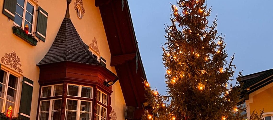 Weihnachtsbaum am Weihnachtsmarkt von St. Gilgen